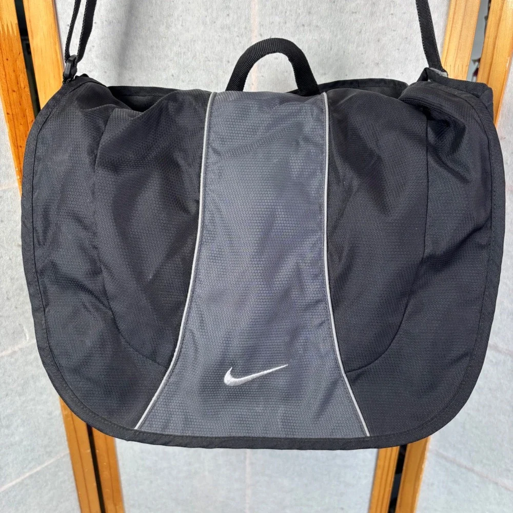 VTG Nike Messenger Bag Black Grey Y2K Techwear Crossbody Swoosh Logo Sporty